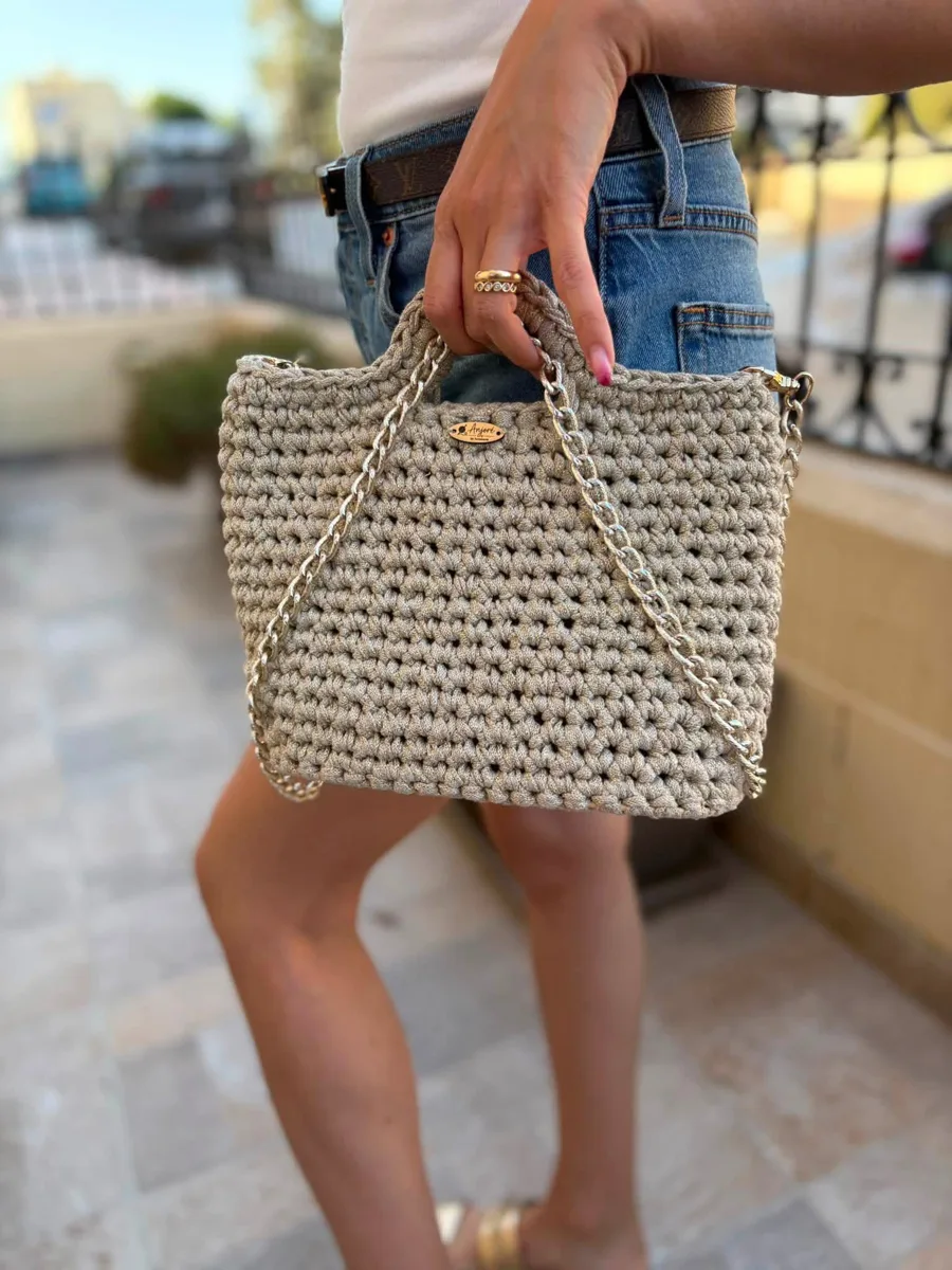 Anjore Sand chain handbag Anjore Sand chain handbag, handmade crochet by Atelier Annamaria. Sand coloured handbag with a gold chain strap.