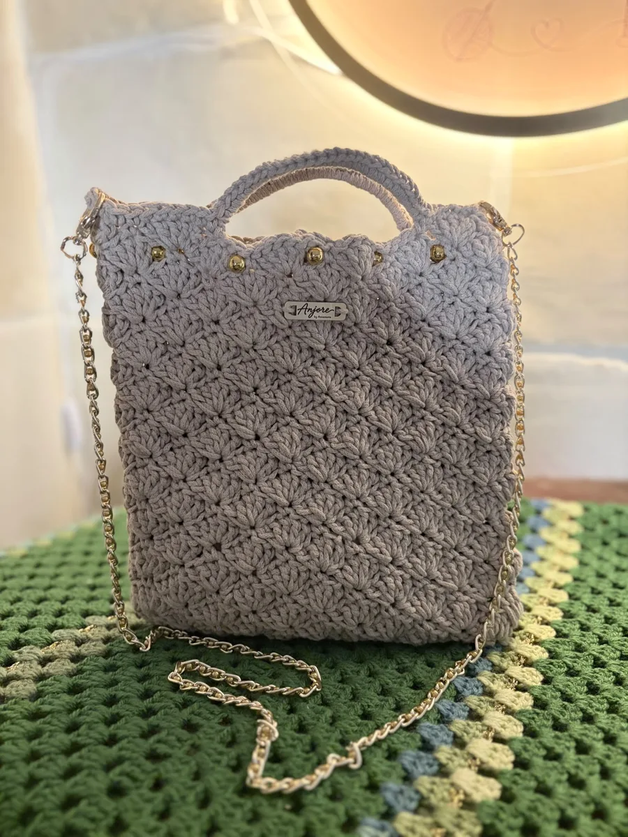 Anjore Dove grey shell bag Anjore Dove grey shell bag, handmade crochet by Atelier Annamaria. Soft grey shell-stitch bag with a chain strap.