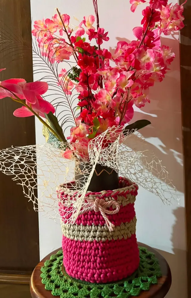 Raspberry vase basket Raspberry vase basket, handmade crochet by Atelier Annamaria. Raspberry and silver striped basket with a pink rope bow.