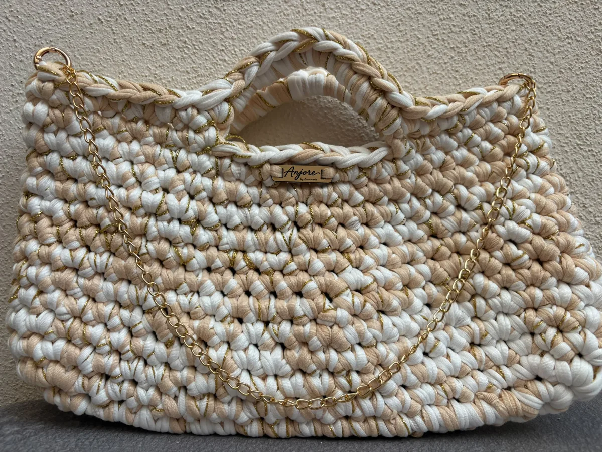 Anjore Pearl chunky bag Anjore Pearl chunky bag, handmade crochet by Atelier Annamaria. Chunky white and beige bag with a gold chain.