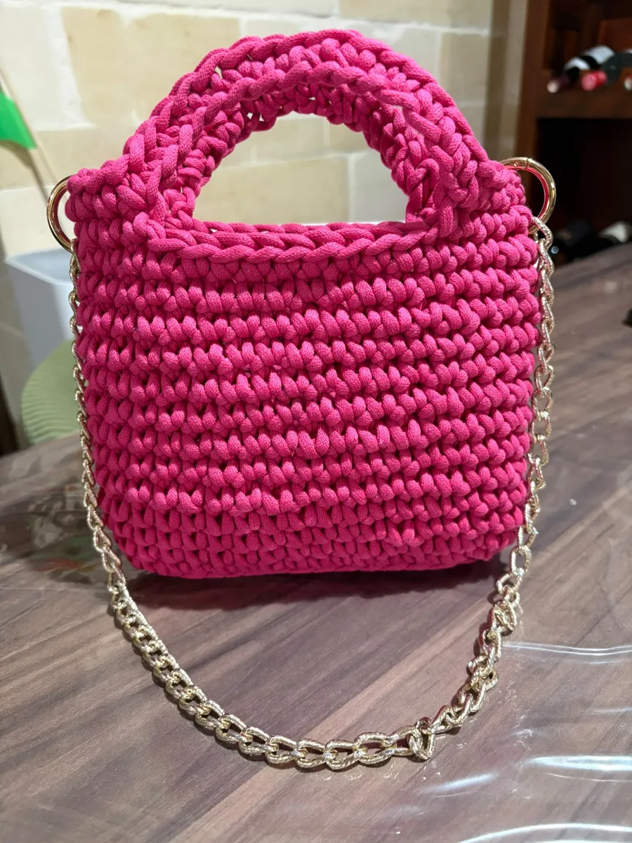Anjore Fuchsia chain bag Anjore Fuchsia chain bag, handmade crochet by Atelier Annamaria. Bright fuchsia bag with a chunky gold chain.