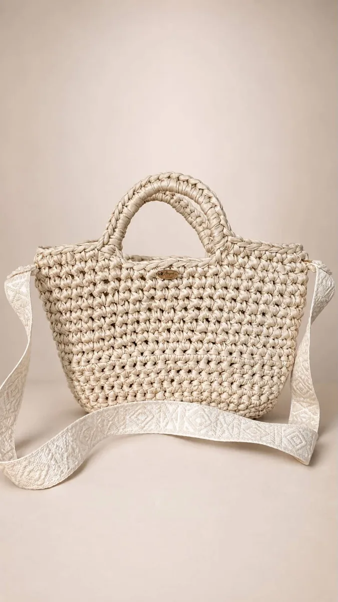 Anjore Ivory crossbody bag Anjore Ivory crossbody bag, handmade crochet by Atelier Annamaria. Ivory handbag with a wide crossbody strap.